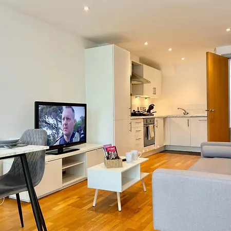 Centre 2 Bed Flat With Disable Access 2 Bath - Balcony And View شقة