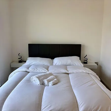 Centre 2 Bed Flat With Disable Access 2 Bath - Balcony And View شقة