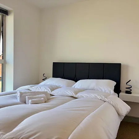 Centre 2 Bed Flat With Disable Access 2 Bath - Balcony And View شقة *
