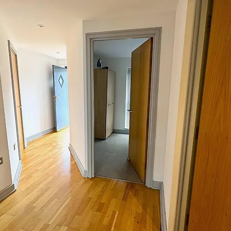 Centre 2 Bed Flat With Disable Access 2 Bath - Balcony And View