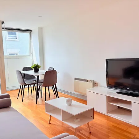 Centre 2 Bed Flat With Disable Access 2 Bath - Balcony And View شقة *