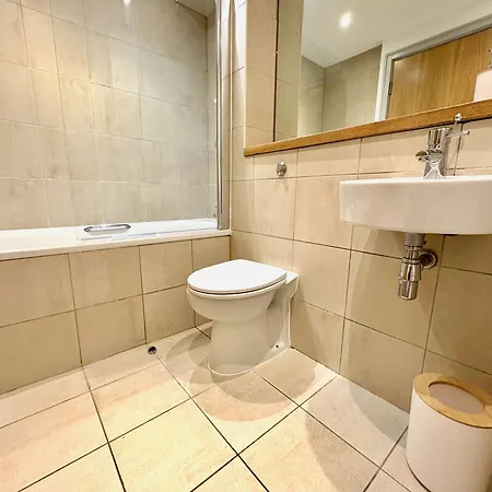 Centre 2 Bed Flat With Disable Access 2 Bath - Balcony And View *
