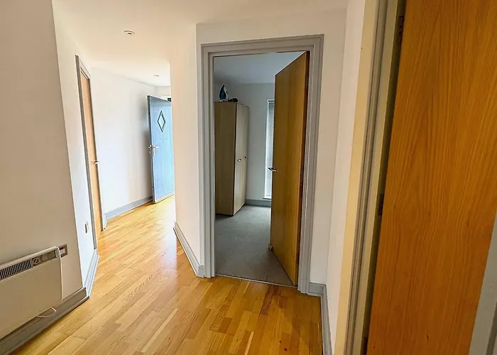 City Centre 2 Bed Flat With Disable Access 2 Bath Flat - Balcony And View