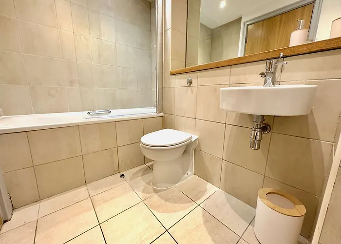 City Centre 2 Bed Flat With Disable Access 2 Bath Flat - Balcony And View *